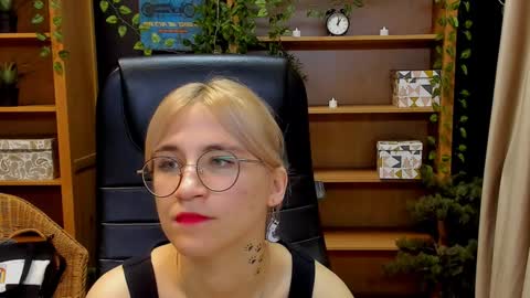 Snapshot of moon13152 chatting on December 19, 3:18 am Katrin online show from December 19, 3:18 am