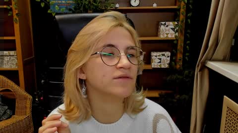 Snapshot of moon13152 chatting on December 21, 4:46 pm Katrin online show from December 21, 4:46 pm
