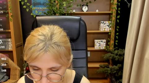 Snapshot of moon13152 chatting on December 22, 1:55 am Katrin online show from December 22, 1:55 am