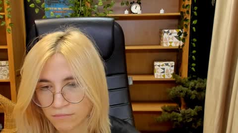 Snapshot of moon13152 chatting on December 26, 9:15 pm Katrin online show from December 26, 9:15 pm