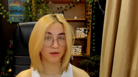 Snapshot of moon13152 chatting on December 30, 4:19 pm Katrin online show from December 30, 4:19 pm