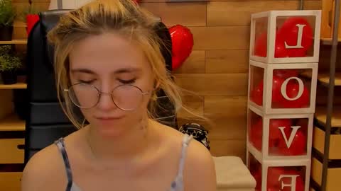 Snapshot of moon13152 chatting on February 24, 8:03 pm Katrin online show from February 24, 8:03 pm