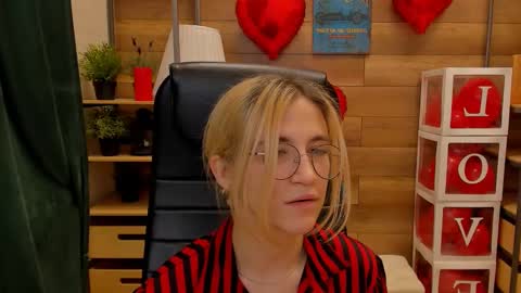 Snapshot of moon13152 chatting on February 25, 4:21 pm Katrin online show from February 25, 4:21 pm