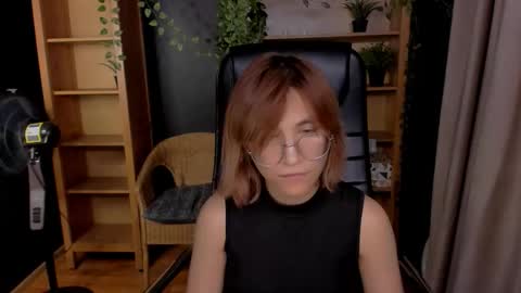 Snapshot of moon13152 chatting on October 21, 5:35 pm Katrin online show from October 21, 5:35 pm