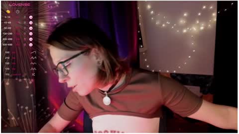 Snapshot of moon__girl chatting on December 6, 11:03 pm Roxy online show from December 6, 11:03 pm