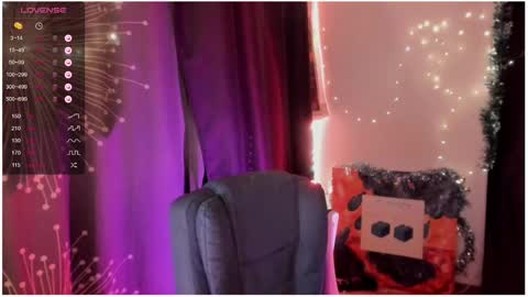 Snapshot of moon__girl chatting on December 20, 11:16 pm Roxy online show from December 20, 11:16 pm