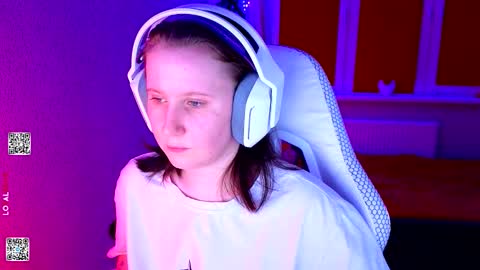 Lola online show from March 6, 6:48 pm