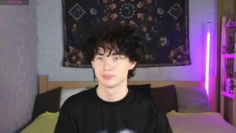 Snapshot of moon_gloww chatting on February 13, 5:53 pm moon_gloww online show from February 13, 5:53 pm