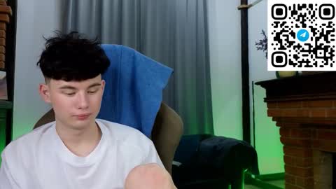 Snapshot of moon_gloww chatting on February 18, 12:50 am moon_gloww online show from February 18, 12:50 am