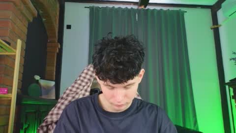 Snapshot of moon_gloww chatting on February 25, 8:57 am moon_gloww online show from February 25, 8:57 am