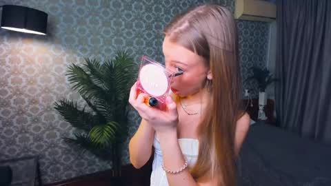 Snapshot of moon_puzzles chatting on March 22, 8:07 am moon_puzzles online show from March 22, 8:07 am