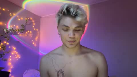 Snapshot of moonflamek chatting on December 22, 4:04 pm moonflamek online show from December 22, 4:04 pm