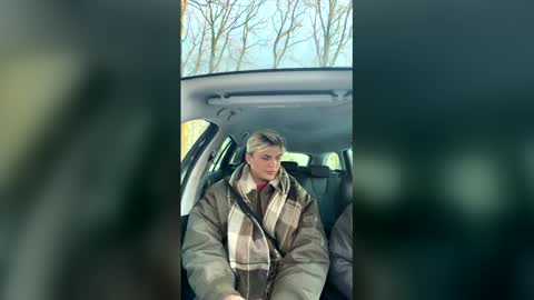 Snapshot of moonflamek chatting on January 10, 2:52 pm moonflamek online show from January 10, 2:52 pm