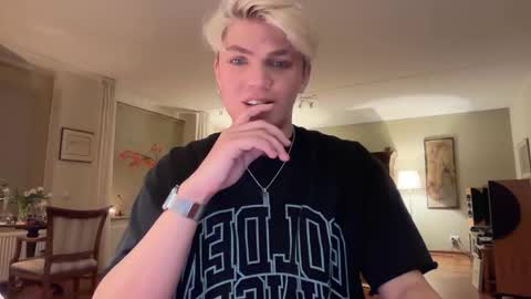 Snapshot of moonflamek chatting on March 15, 9:54 pm moonflamek online show from March 15, 9:54 pm