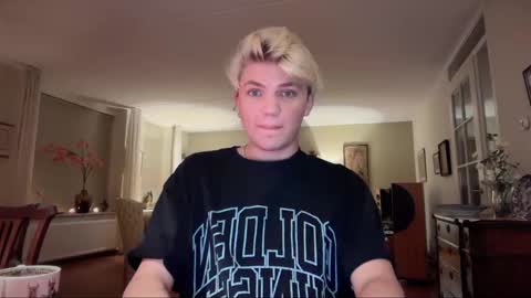 Snapshot of moonflamek chatting on March 17, 12:26 am moonflamek online show from March 17, 12:26 am