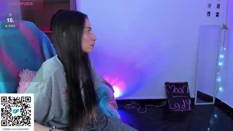 Snapshot of moonlady_ chatting on December 7, 3:25 am MOON online show from December 7, 3:25 am