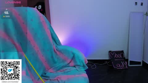 Snapshot of moonlady_ chatting on December 16, 3:40 am MOON online show from December 16, 3:40 am