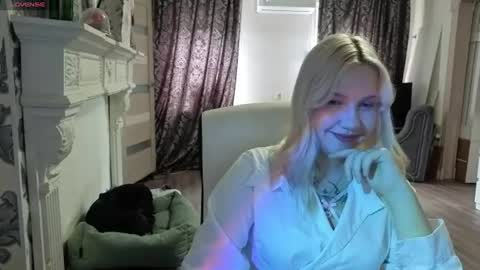 Snapshot of moonshy_ chatting on July 29, 7:39 am Margo online show from July 29, 7:39 am