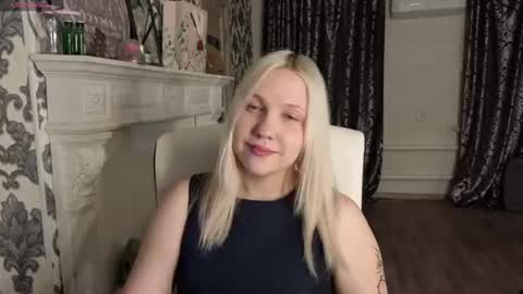 Snapshot of moonshy_ chatting on July 31, 5:12 pm Margo online show from July 31, 5:12 pm