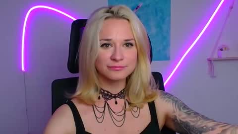 Snapshot of moonsusanna chatting on May 2, 11:37 am Susanna online show from May 2, 11:37 am