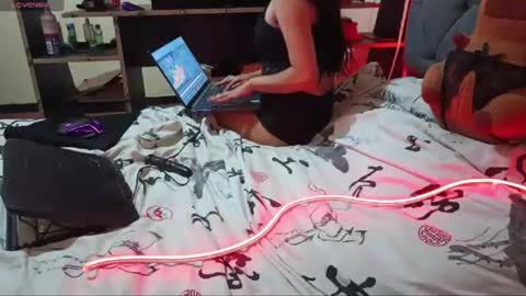 Snapshot of moonvelvetduo chatting on July 28, 8:52 pm moonvelvetduo online show from July 28, 8:52 pm