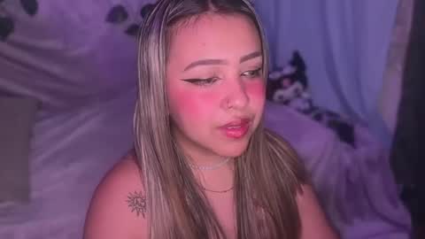 Snapshot of moonxxvelvet chatting on March 3, 1:01 am moonxxvelvet online show from March 3, 1:01 am