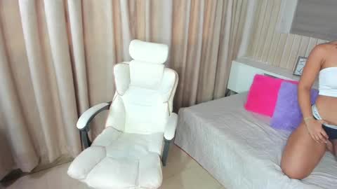 Snapshot of morena_divine chatting on April 19, 8:00 pm Morene online show from April 19, 8:00 pm