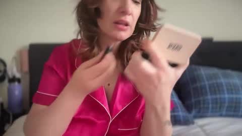 Snapshot of mossy_mommy chatting on April 27, 1:09 pm Mossy Mommy online show from April 27, 1:09 pm