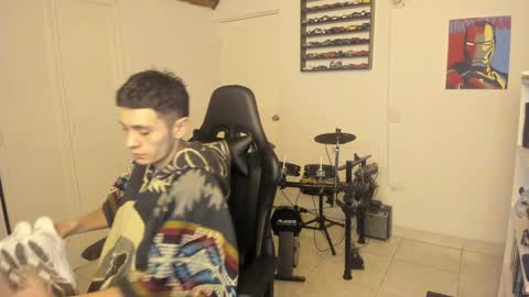 Snapshot of mr_andresr chatting on February 6, 3:37 am Andy online show from February 6, 3:37 am