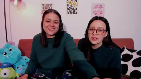 Snapshot of mrbuu_ chatting on May 4, 1:34 am Laura online show from May 4, 1:34 am