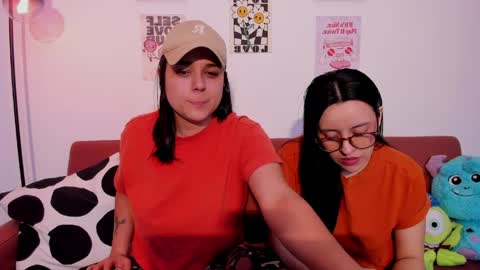 Snapshot of mrbuu_ chatting on May 15, 2:07 am Laura online show from May 15, 2:07 am