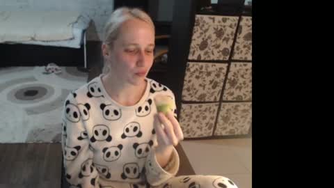 Snapshot of mrsluck chatting on April 19, 8:55 pm Sasha online show from April 19, 8:55 pm