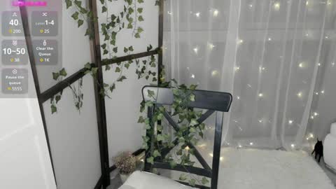 Snapshot of ms_elizabethqueen chatting on December 2, 6:43 pm Elizabeth online show from December 2, 6:43 pm