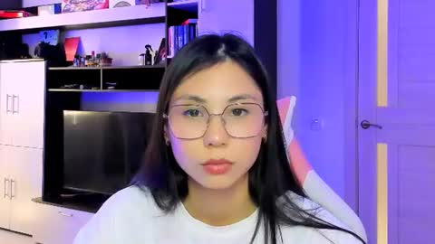 Snapshot of ms_emily_ chatting on June 20, 10:51 am ms_emily_ online show from June 20, 10:51 am