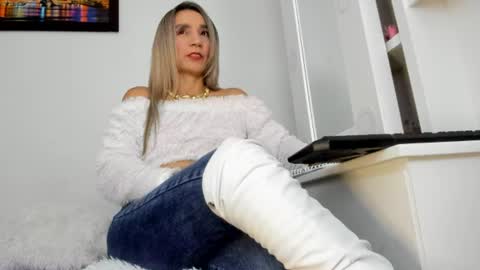 Snapshot of ms_lunarose chatting on June 13, 1:58 am ms_lunarose online show from June 13, 1:58 am