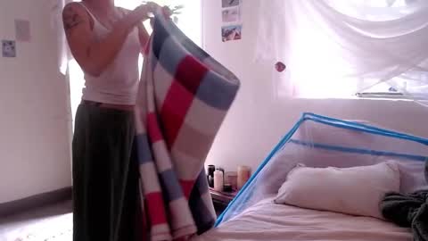   online show from March 25, 7:53 pm