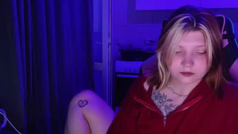 Snapshot of mura_muur chatting on June 22, 3:53 pm Milana online show from June 22, 3:53 pm