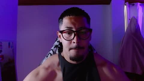 Snapshot of muscle_cock32 chatting on January 17, 6:33 pm David Big online show from January 17, 6:33 pm