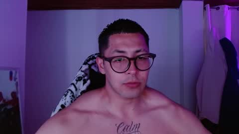 Snapshot of muscle_cock32 chatting on February 6, 8:23 pm David Big online show from February 6, 8:23 pm