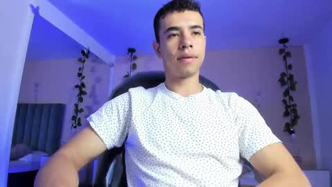 Snapshot of muscle_scott chatting on February 13, 2:02 pm muscle scott online show from February 13, 2:02 pm