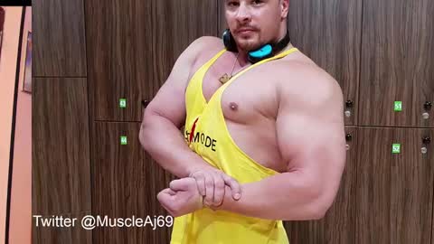 Snapshot of muscleaj69 chatting on December 14, 7:14 pm AJ online show from December 14, 7:14 pm