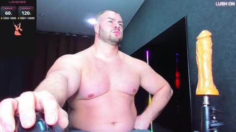 Snapshot of muscularjohnforu chatting on March 11, 5:35 pm click icon for peach  online show from March 11, 5:35 pm