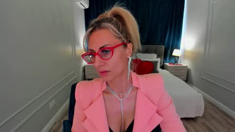 Snapshot of museofstage chatting on January 16, 11:36 am Diana online show from January 16, 11:36 am