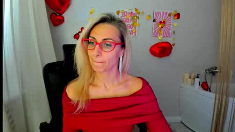 Snapshot of museofstage chatting on February 11, 11:37 am Diana online show from February 11, 11:37 am