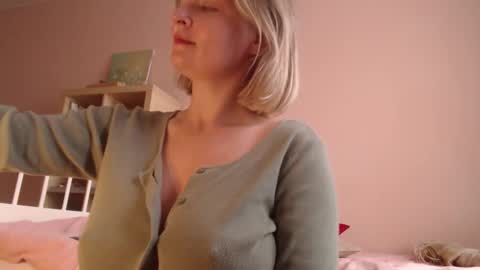 Snapshot of my_hannah chatting on September 15, 2:28 pm Hannah  welcome  online show from September 15, 2:28 pm