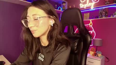 Snapshot of mycutiebabe chatting on March 3, 4:51 am Milly Cute online show from March 3, 4:51 am