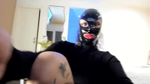 Lola online show from March 17, 8:01 pm