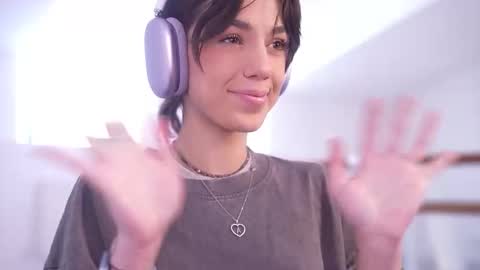 Snapshot of mystica_ chatting on October 1, 7:36 am MILLI online show from October 1, 7:36 am