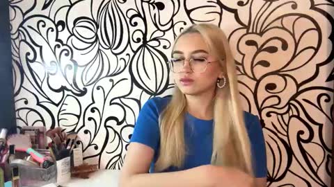 Snapshot of nadiaknake chatting on February 27, 11:21 am Katrin online show from February 27, 11:21 am