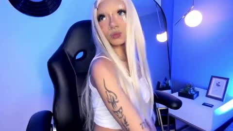 Snapshot of naff_eratu chatting on May 20, 10:38 pm naff_eratu online show from May 20, 10:38 pm